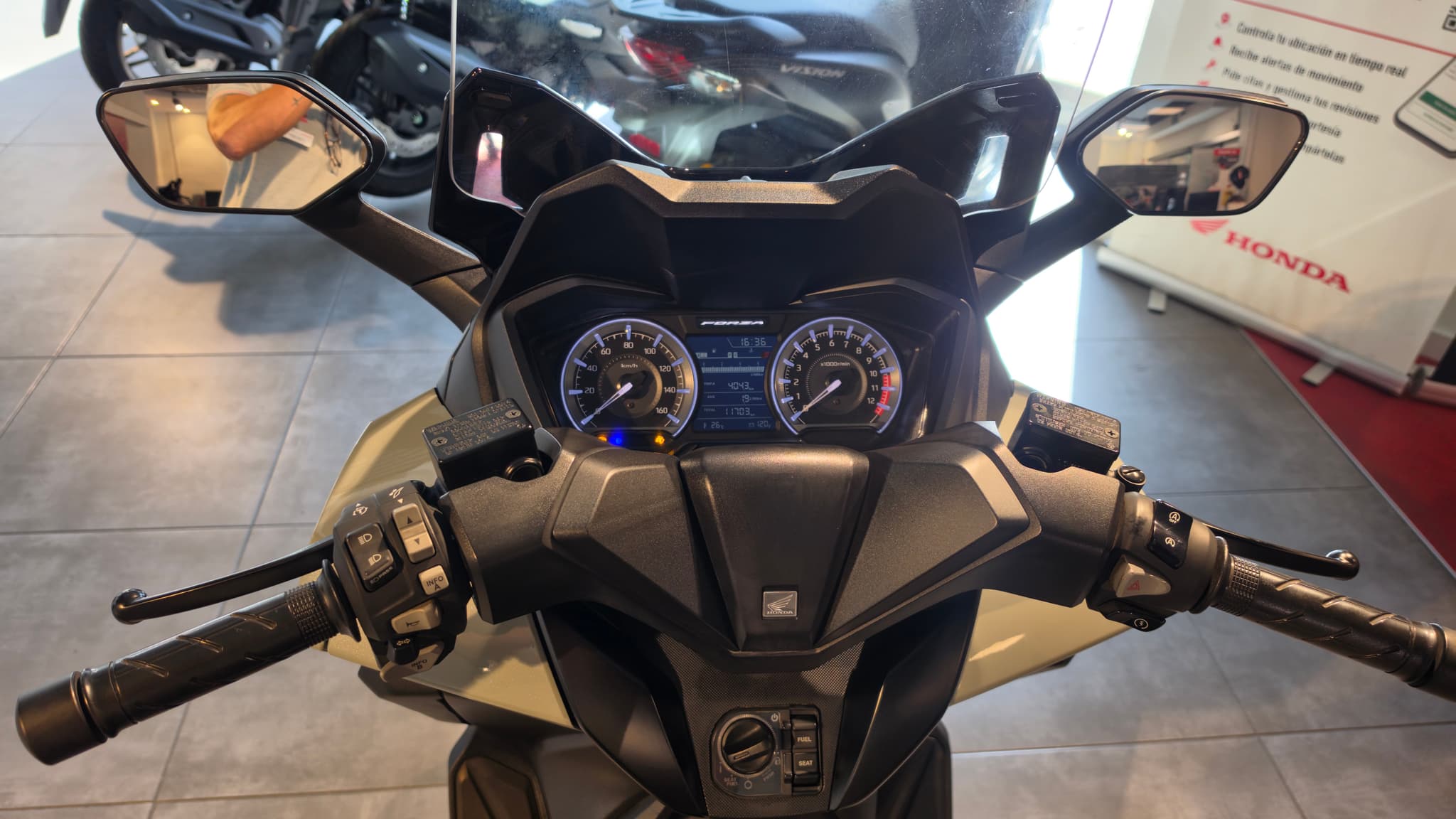 Panel de control de una moto Honda Forza 125