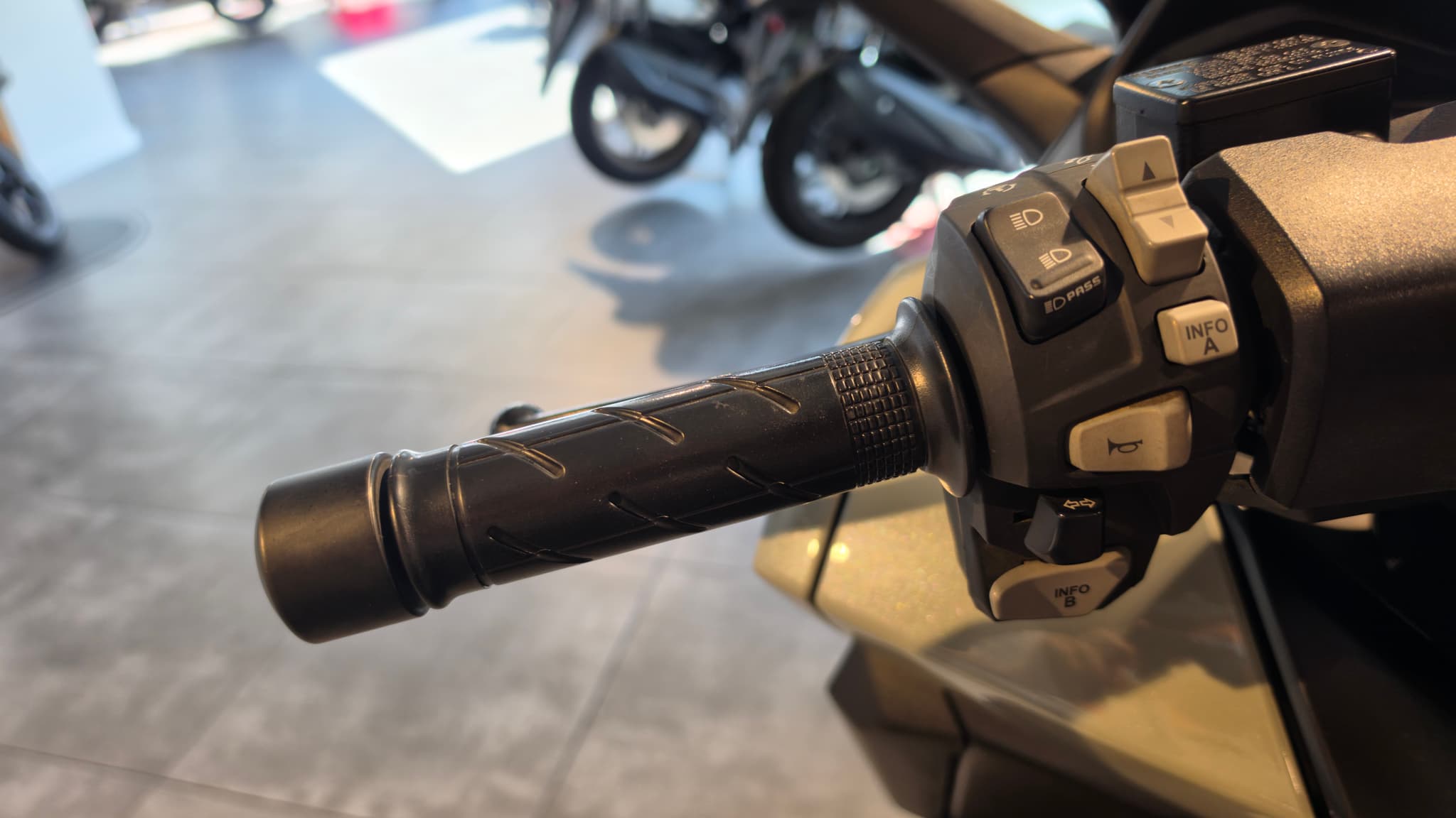 Detalle del manillar de una Honda Forza 125