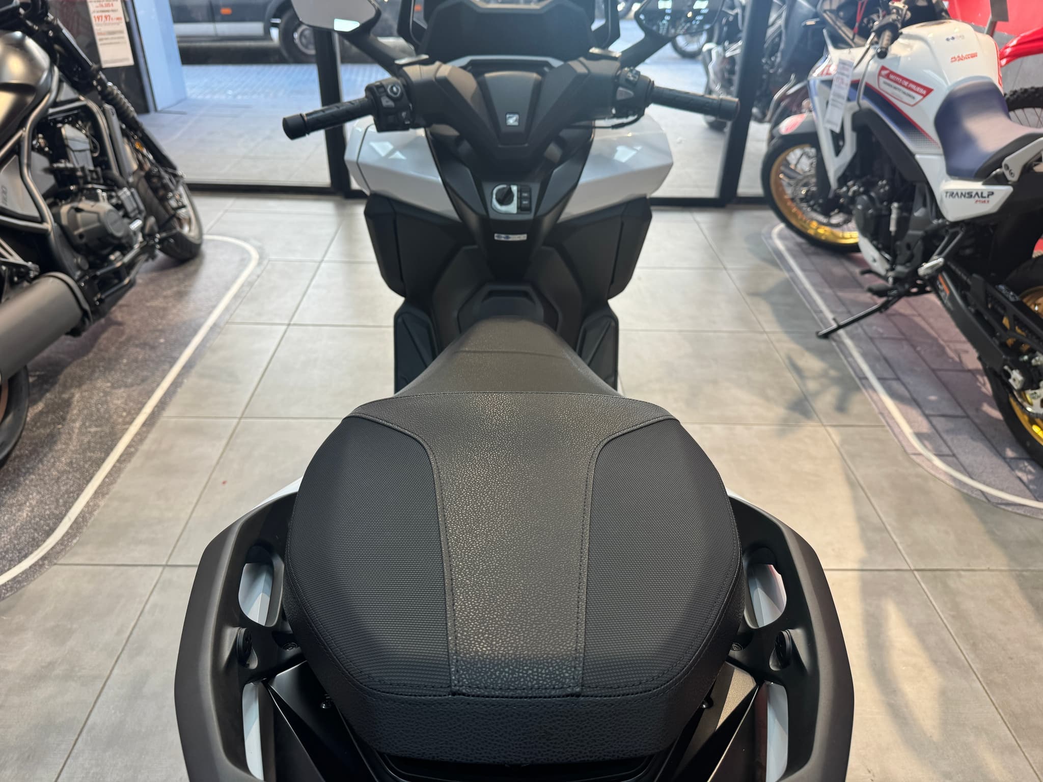 Vista trasera de scooter Honda Forza 125 blanco perlado