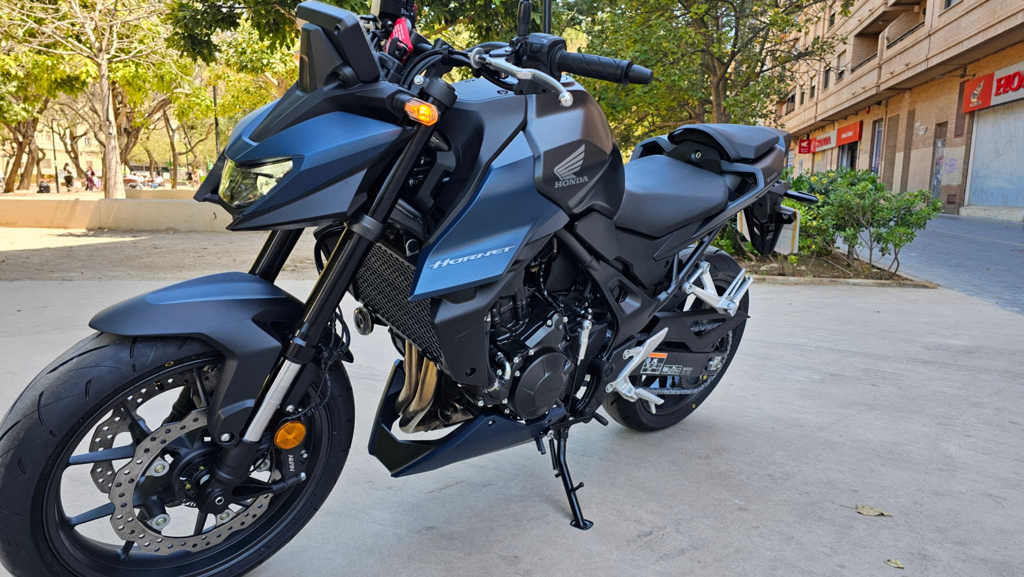Honda CB750 Hornet azul mate estacionada en la calle