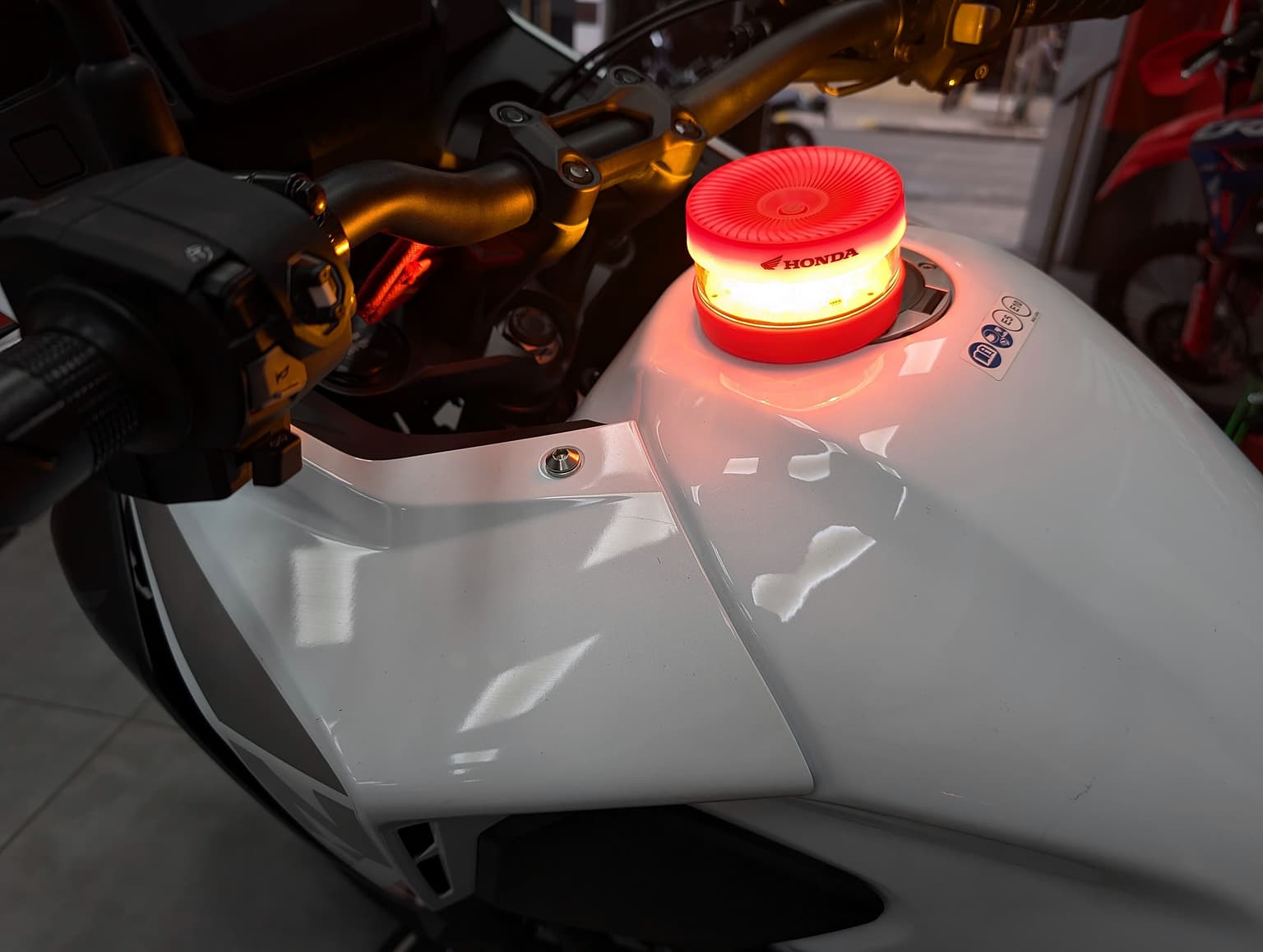 ¿Es obligatorio usar la baliza V16 en motos?