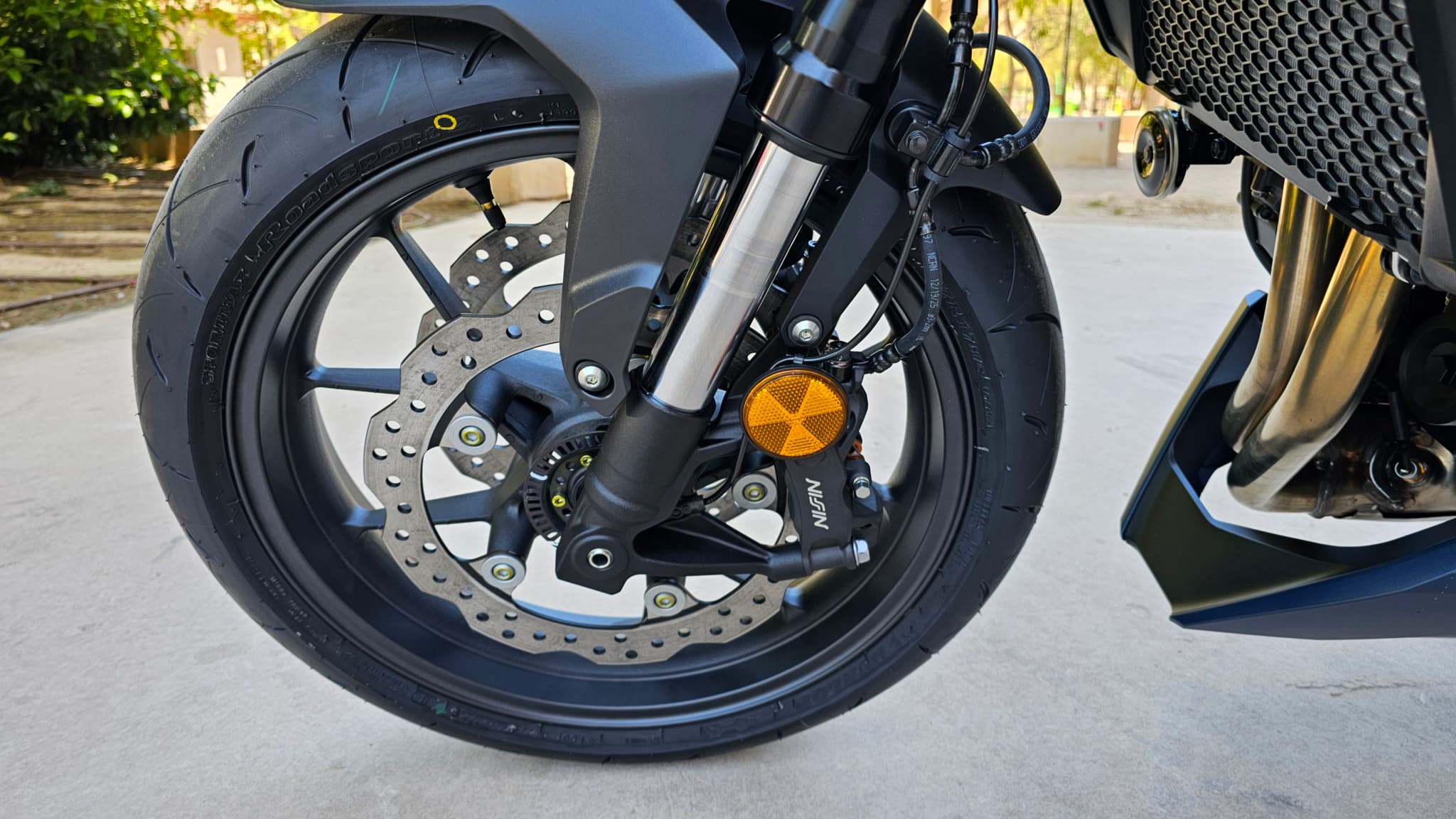 Rueda delantera, freno de disco y suspensión de la Honda CB750 Hornet