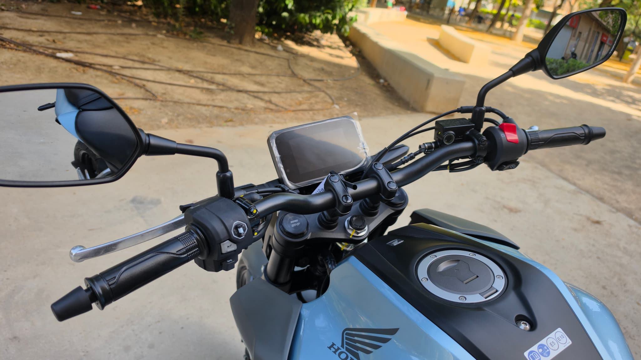 Manillar y depósito de la Honda CB125R azul zefiro