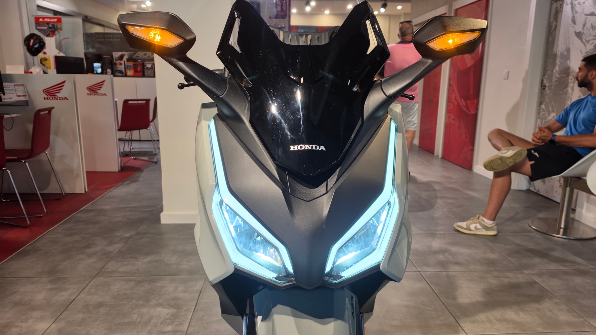 Scooter Honda Forza 350 ocasion gris con garantía con las luces LED encendidas