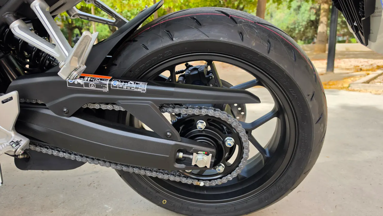 Rueda trasera, cadena y basculante de una Honda CBR 650R negra.