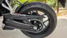 Rueda trasera, cadena y basculante de una Honda CBR 650R negra.