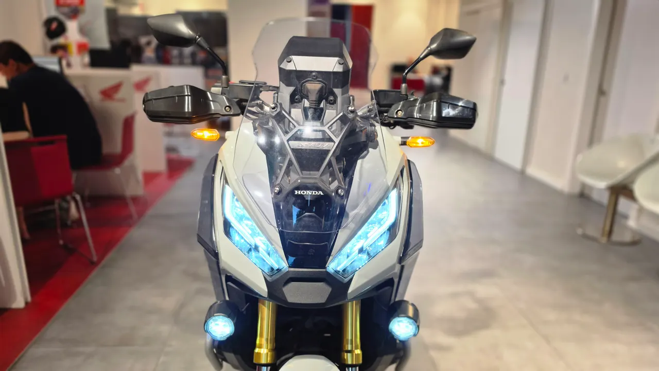 Honda X-adv de ocasion con luces LED encendidas