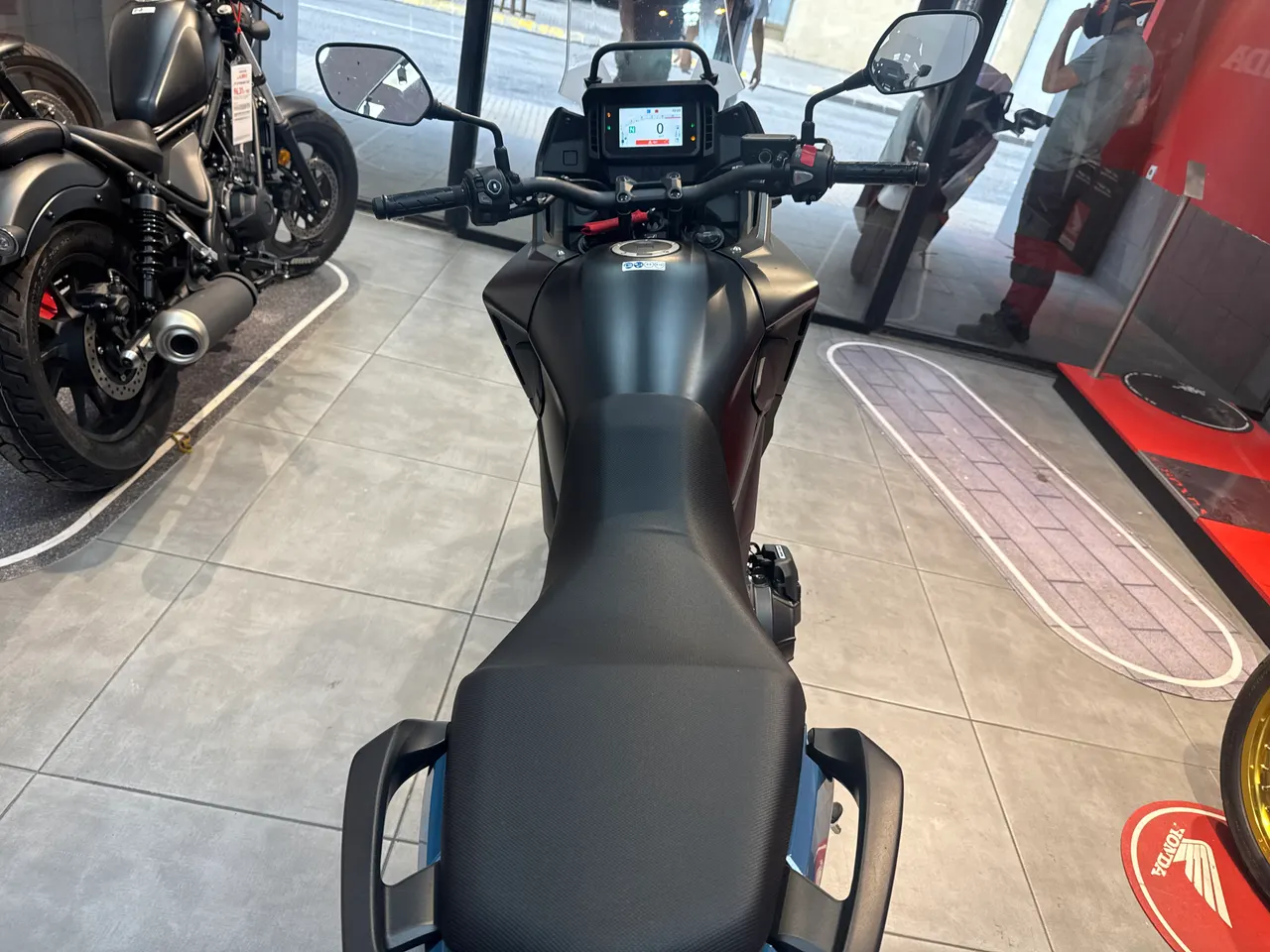 Moto Honda NX500 E-Clutch negra vista desde atrás en concesionario
