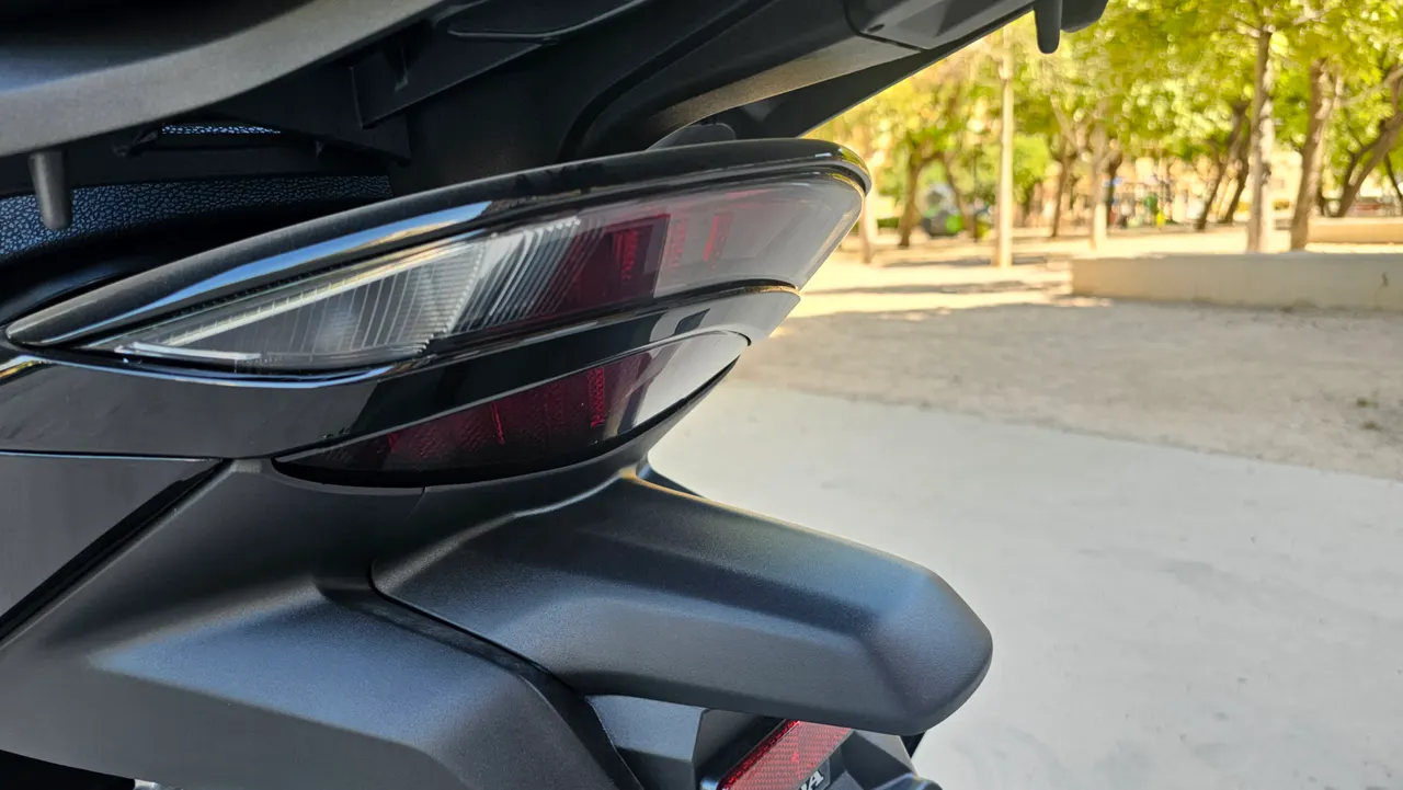 Detalle del piloto trasero de una moto Honda SH350i