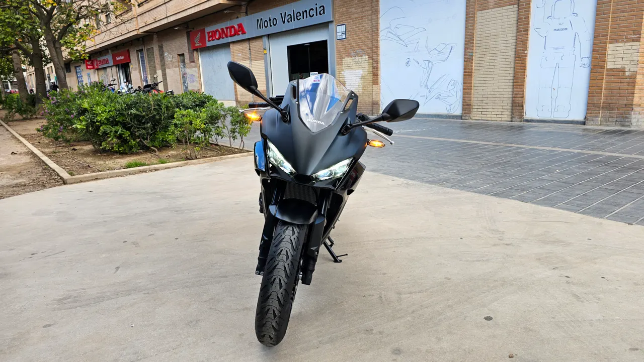 Honda CBR 500R negra frontal