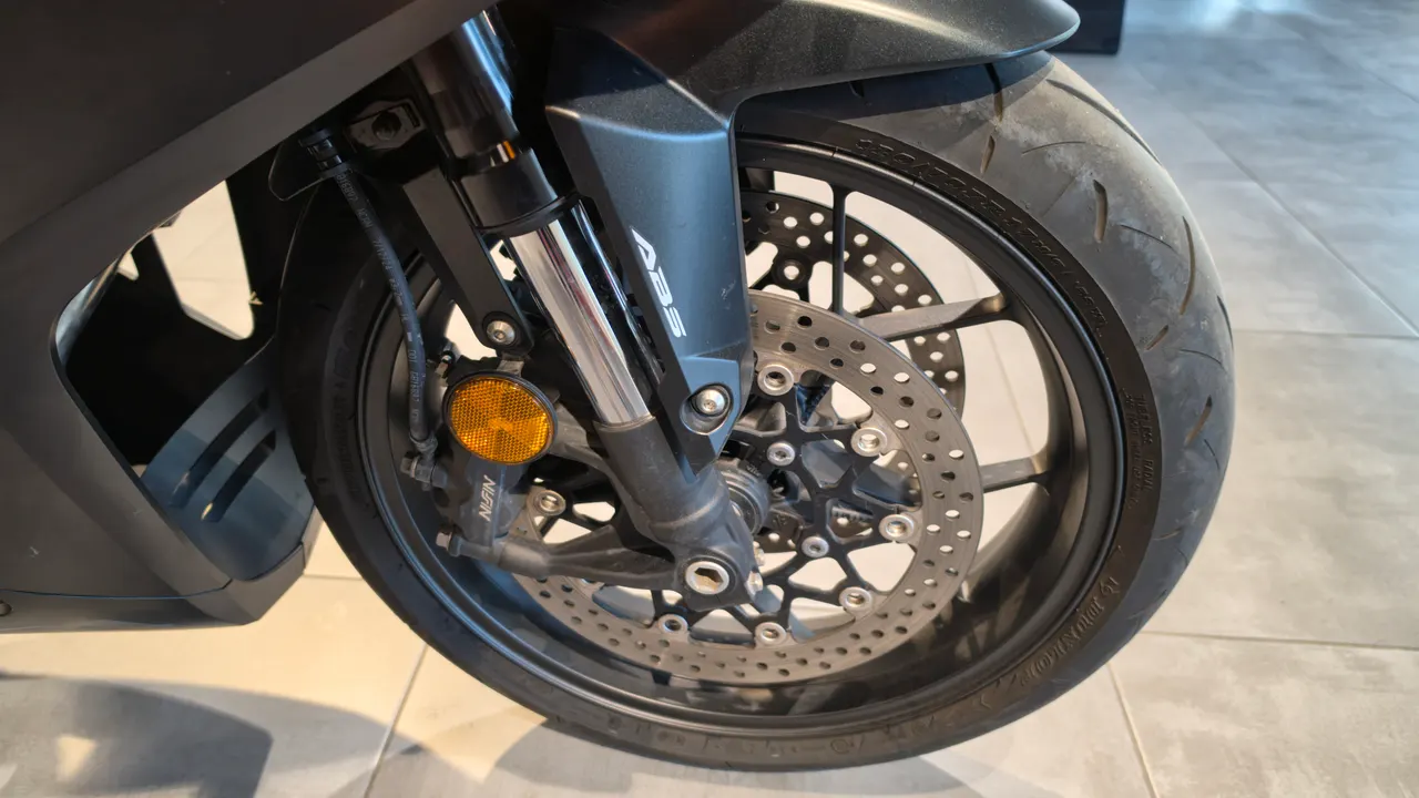 Detalle de la rueda delantera de una Honda CBR650R