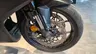 Detalle de la rueda delantera de una Honda CBR650R