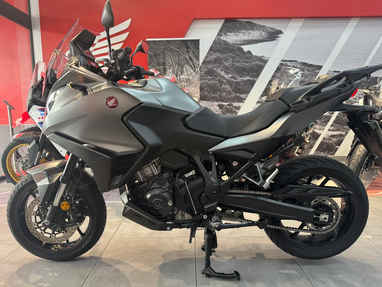 Honda NC750X gris de perfil