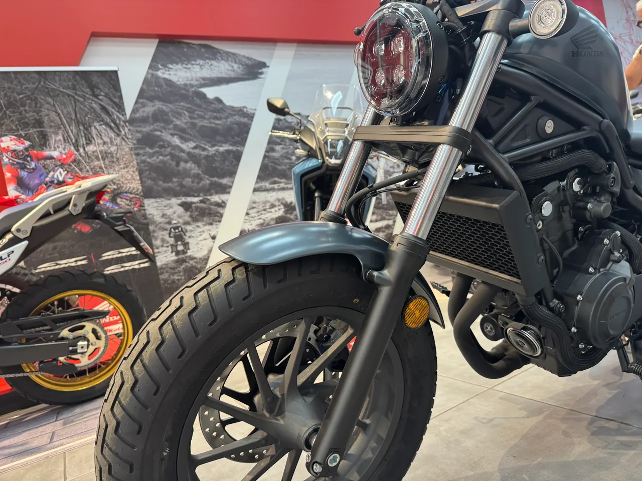 Vista frontal de una Honda Rebel 500 gris mate