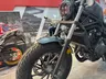 Vista frontal de una Honda Rebel 500 gris mate