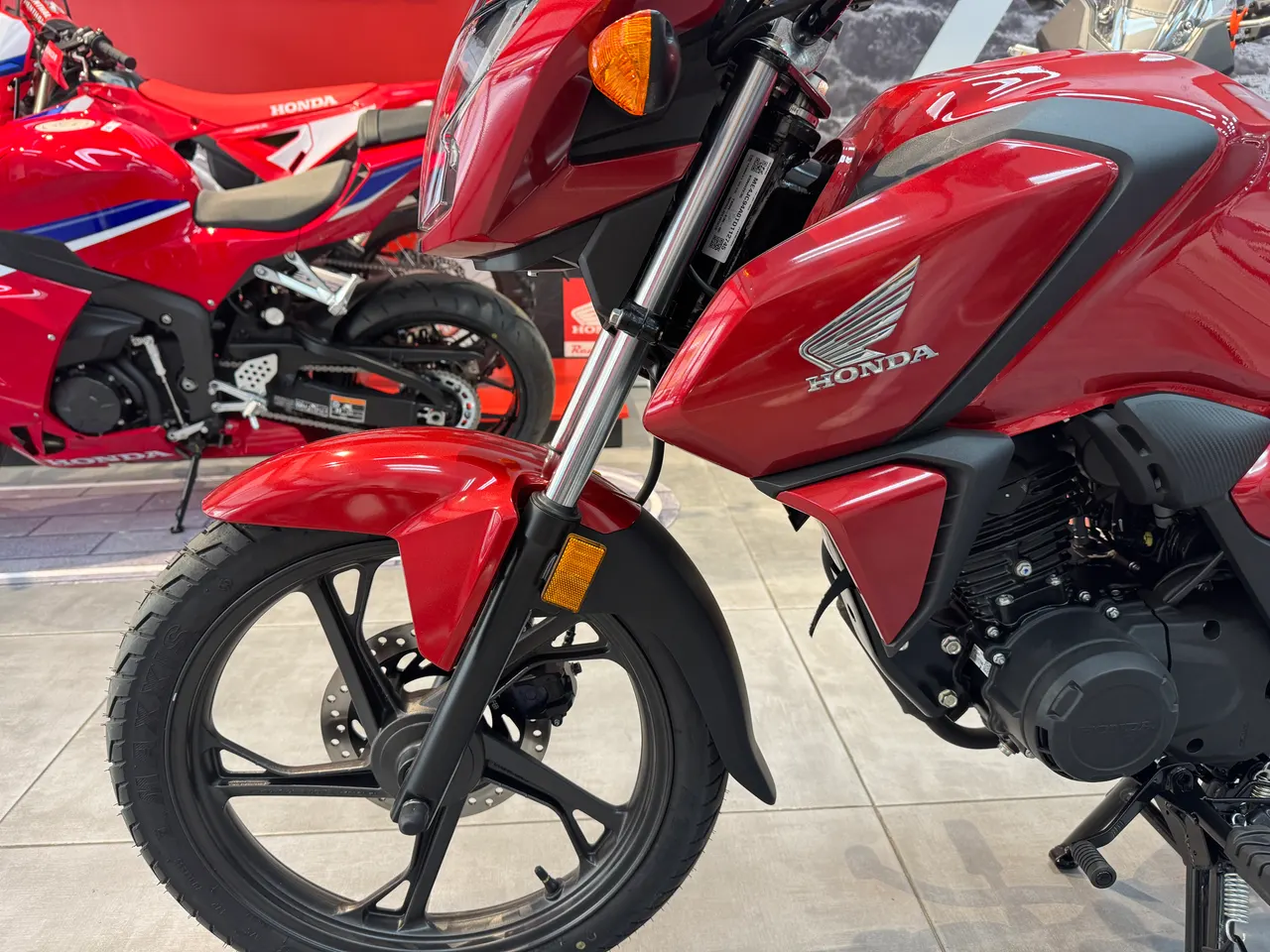 Honda CB125F roja de frente