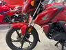 Honda CB125F roja de frente