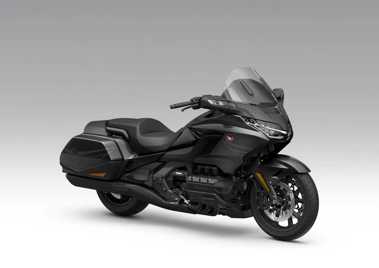 Honda Gold Wing 2027 en negro metalizado con detalles en negro mate