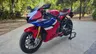 Moto Honda CBR1000RR-R Fireblade SP roja, blanca y azul