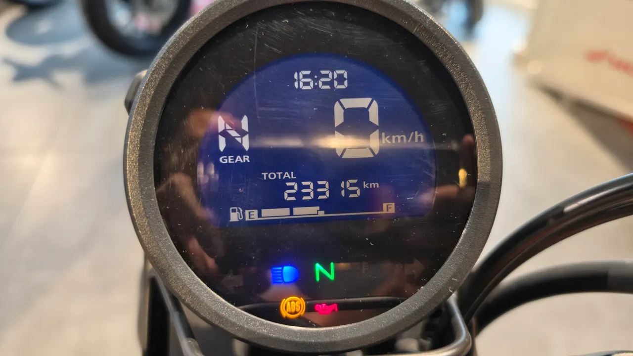 Cuadro de instrumentos digital de una Honda CL500 mostrando 0 km/h y 23315 km totales.