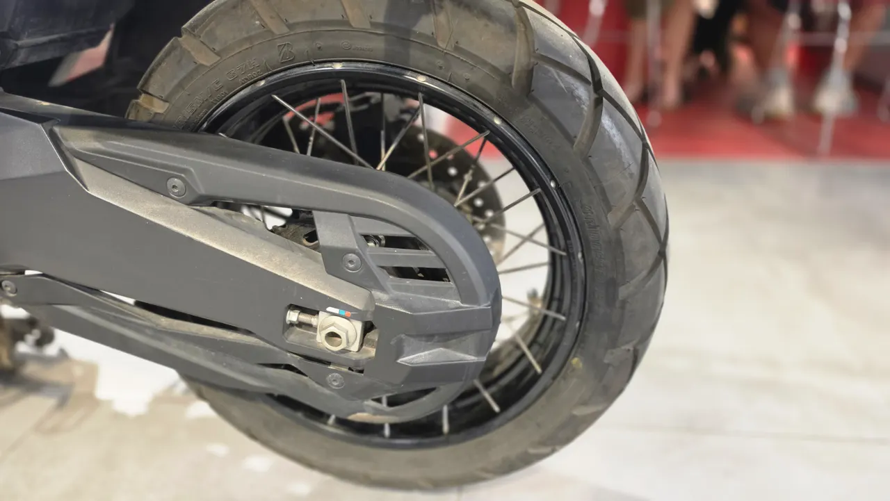 Detalle de la rueda trasera de una moto Honda X-ADV