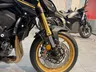 Detalle frontal de una moto Honda Hornet 1000 SP negra con detalles dorados