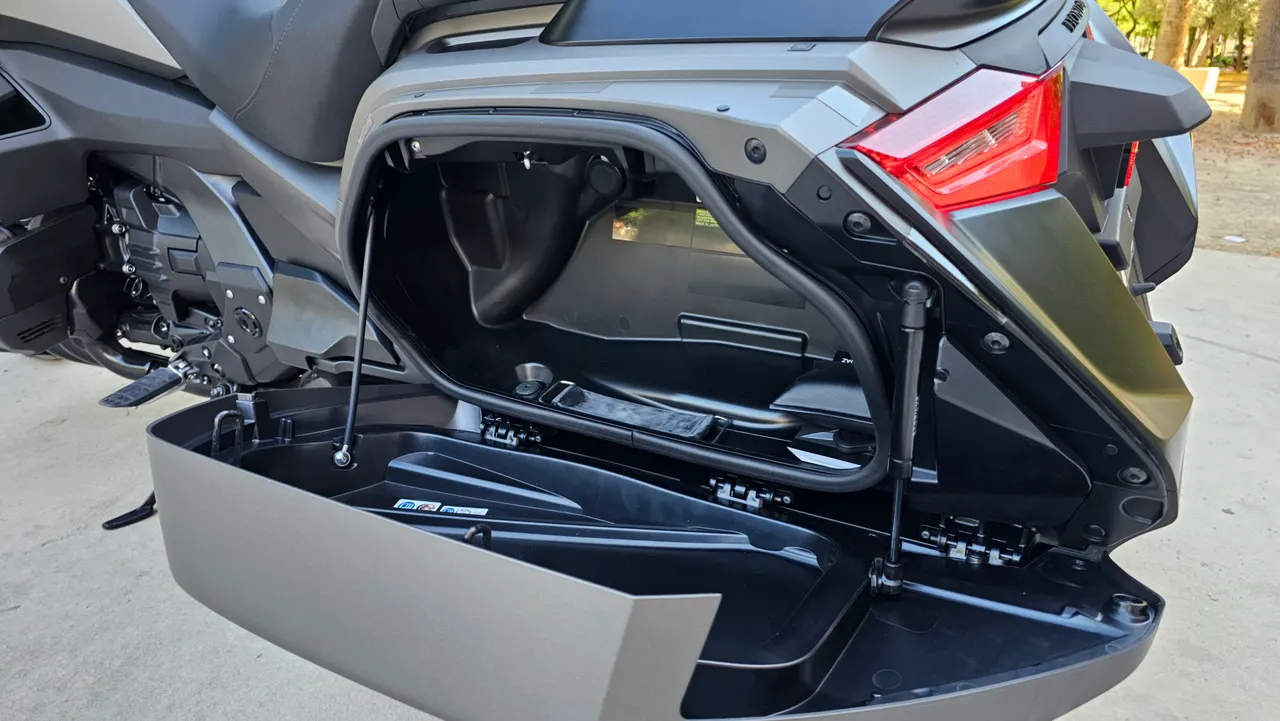 Maleta lateral derecha abierta de una Honda GL1800 Gold Wing DCT gris