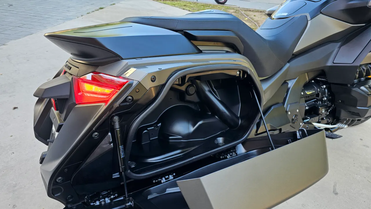 Maleta lateral derecha abierta de una Honda GL1800 Gold Wing DCT gris oscuro