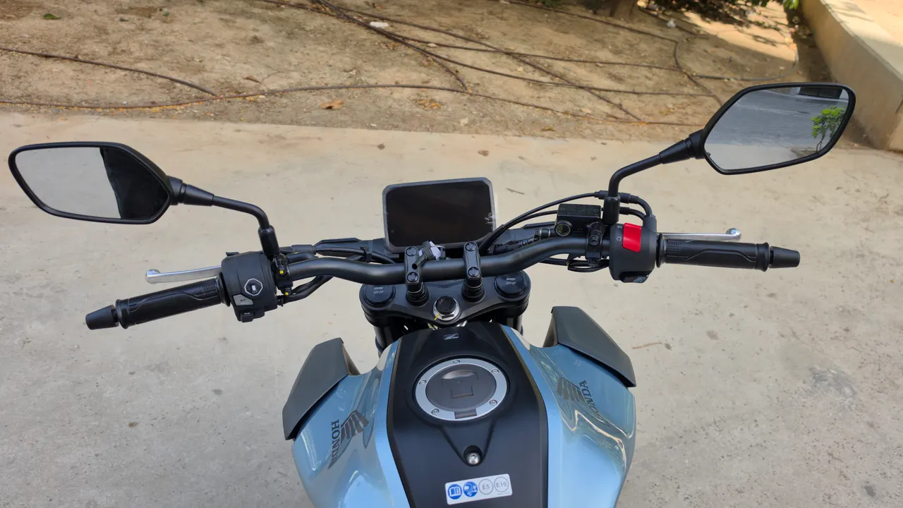 Manillar y depósito de la Honda CB125R azul zefiro