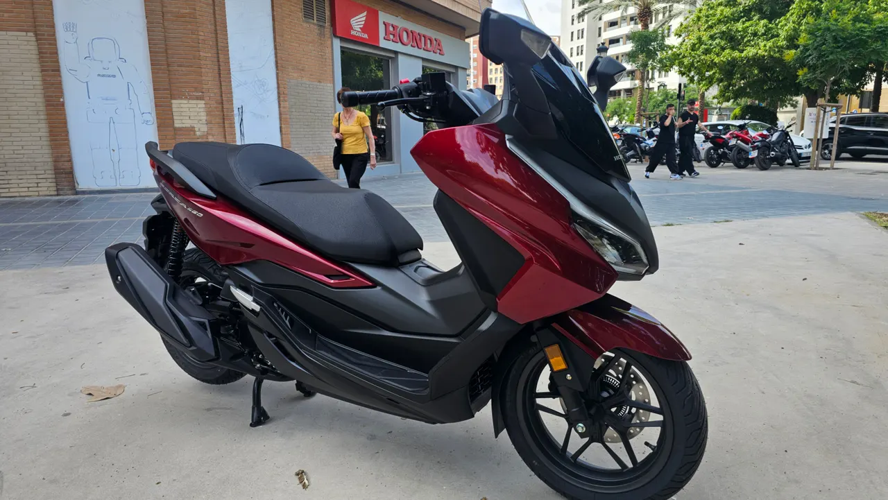 Scooter Honda Forza 350 rojo carnelian mate metalizado