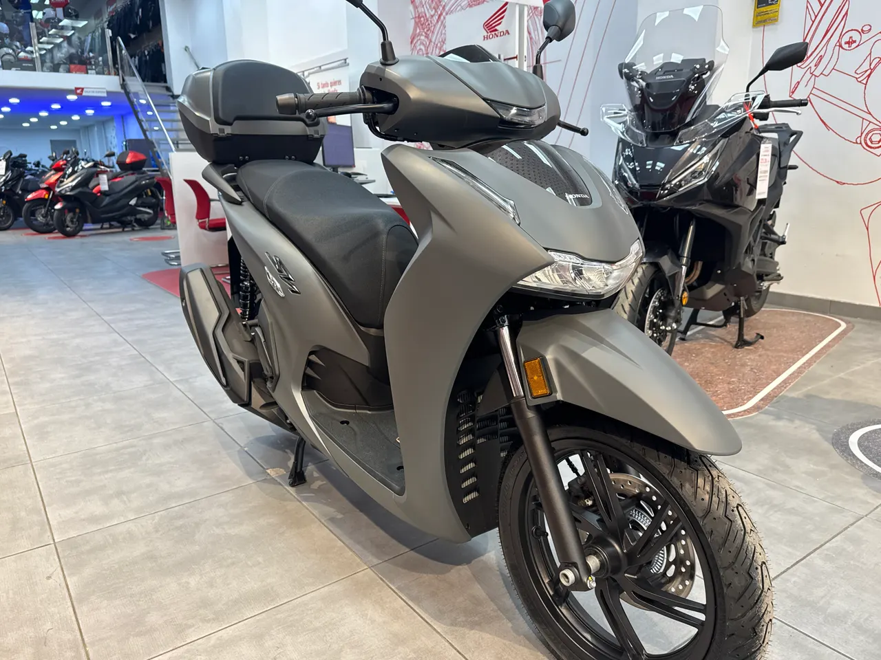 Honda SH 350i gris rock mate con baúl