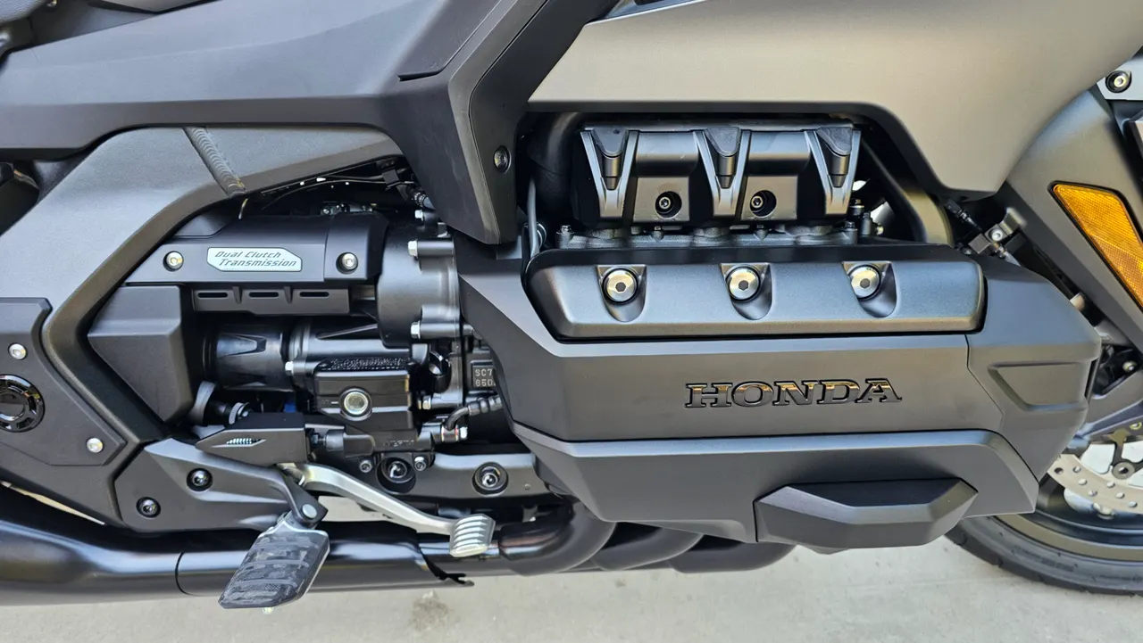 Motor y transmisión Honda GL1800 Gold Wing DCT en color negro mate