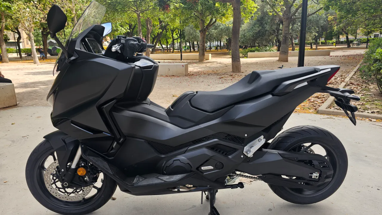 Honda Forza 750 negra aparcada en un parque