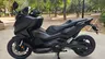 Honda Forza 750 negra aparcada en un parque