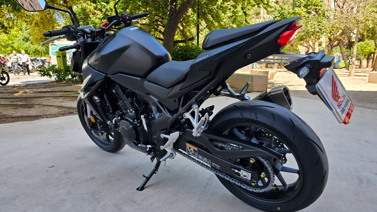 Honda CB750 Hornet negra estacionada