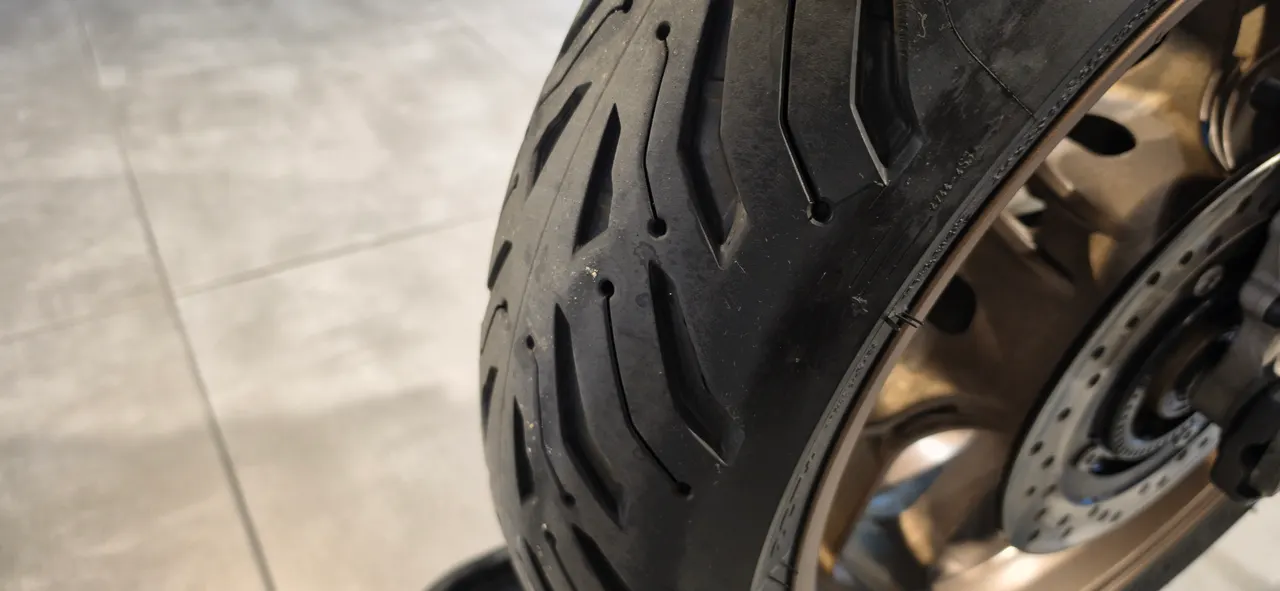 Primer plano de la rueda trasera de una Honda CB650R