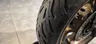 Primer plano de la rueda trasera de una Honda CB650R
