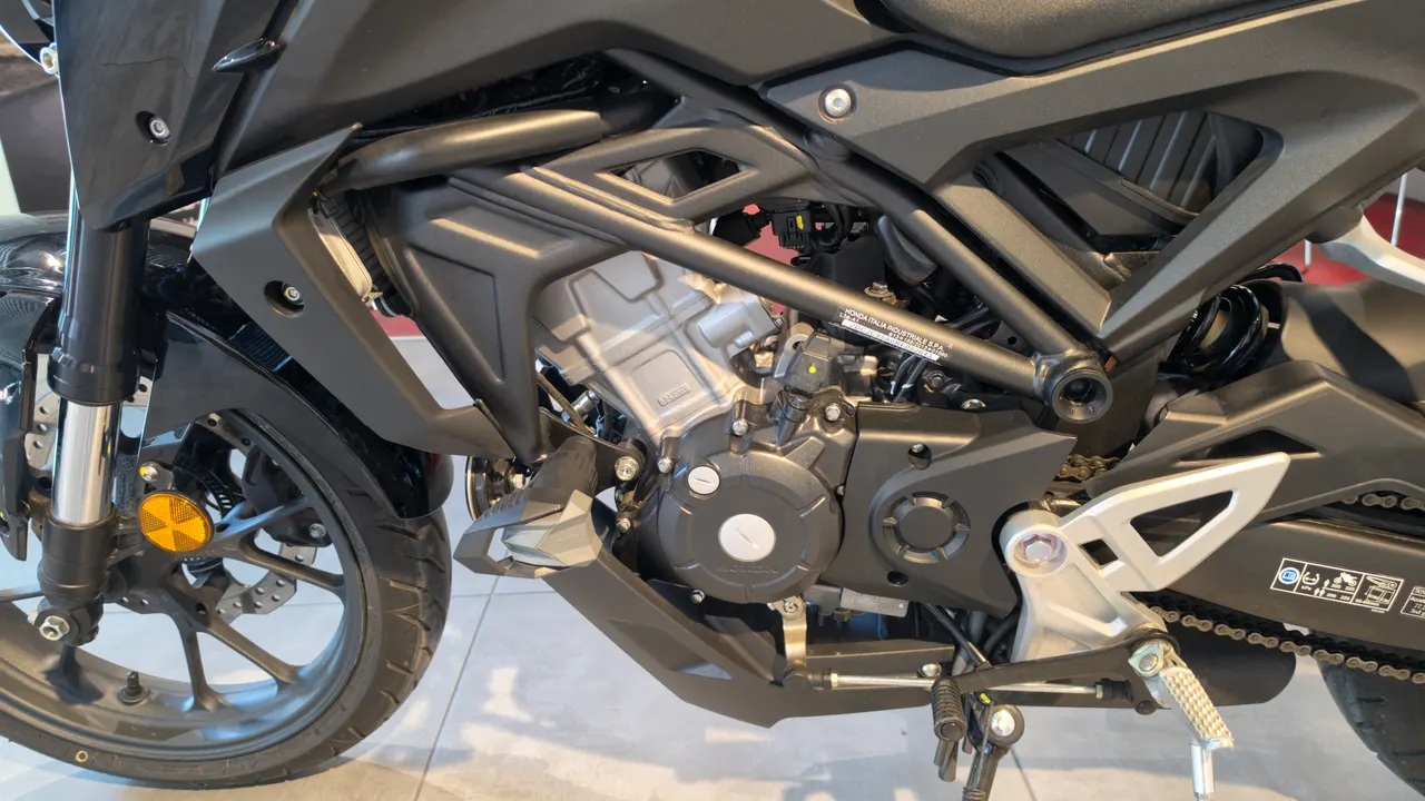 Detalle del motor de una Honda CB125R