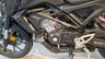 Detalle del motor de una Honda CB125R