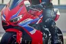 Honda CBR650R 2024 en el circuito con su piloto