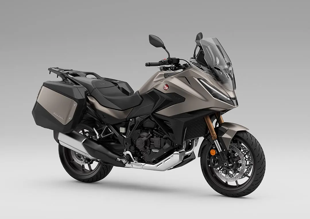 vista frontal de la Honda NT1100 2025 Warm Ash Mate Metalizado con sus maletas laterales incorporadas