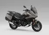 vista frontal de la Honda NT1100 2025 Warm Ash Mate Metalizado con sus maletas laterales incorporadas