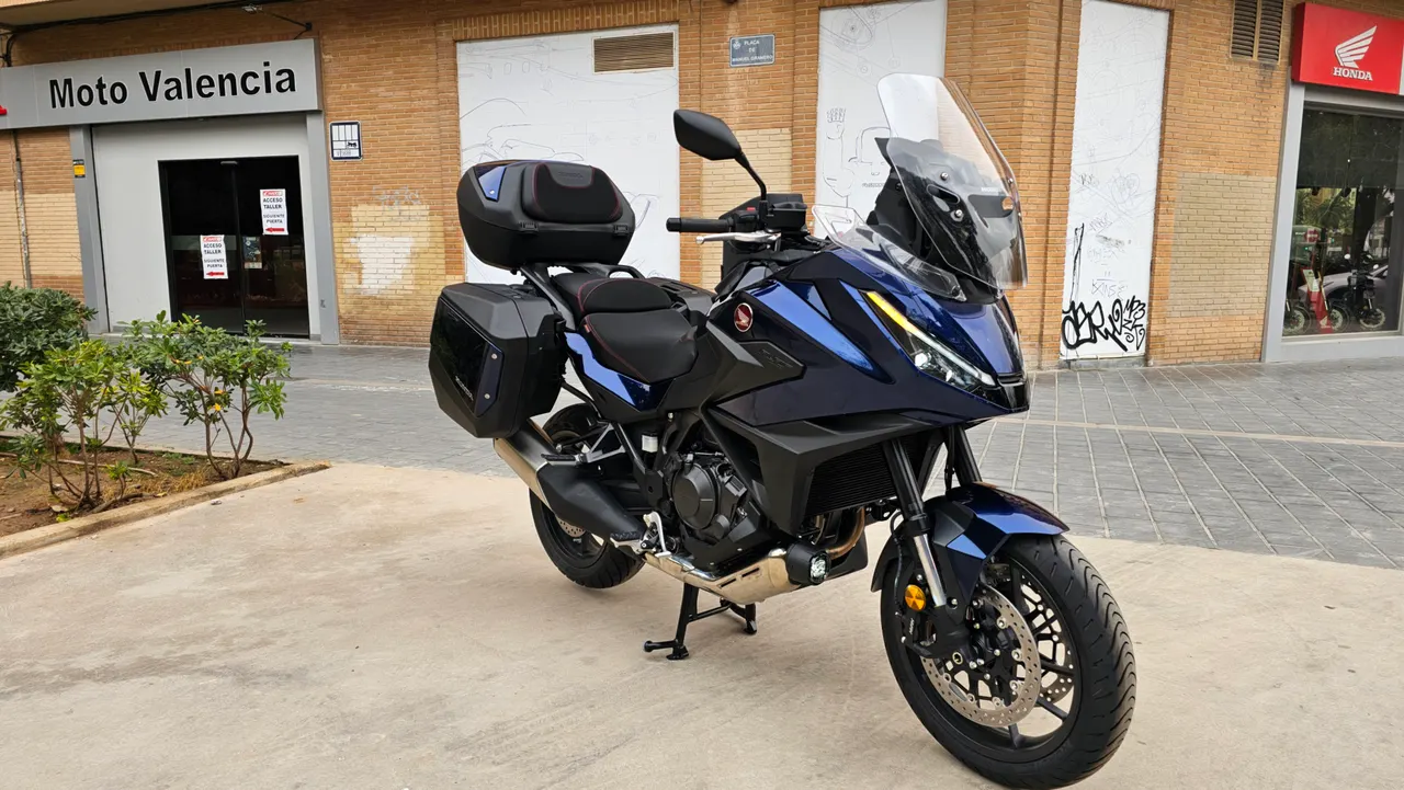 Moto Honda NT1100 azul oscuro aparcada frente a una tienda