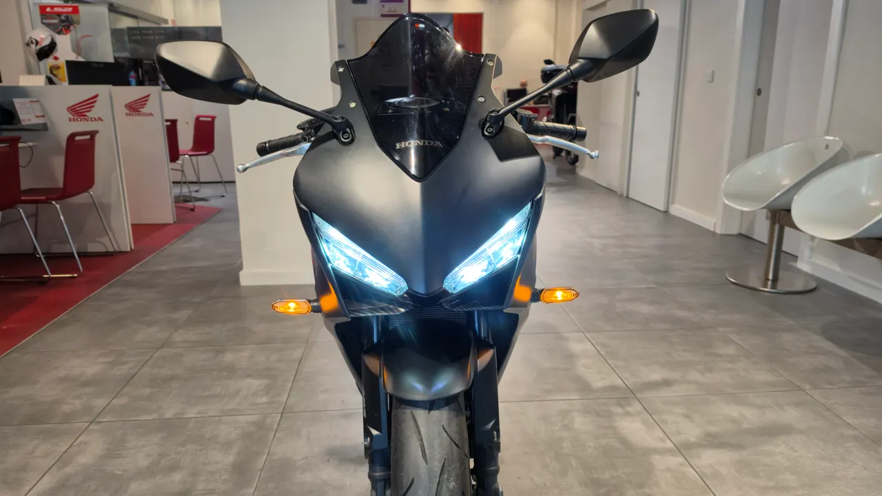Vista frontal de una moto Honda CBR650R negra