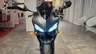 Vista frontal de una moto Honda CBR650R negra