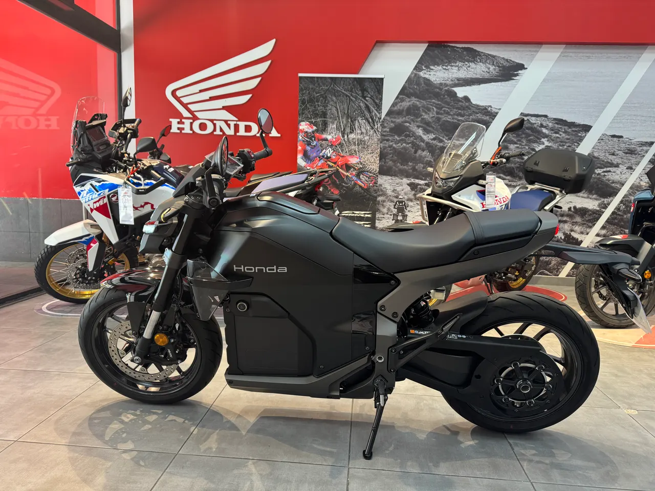 Honda WN7 negra graphite en concesionario