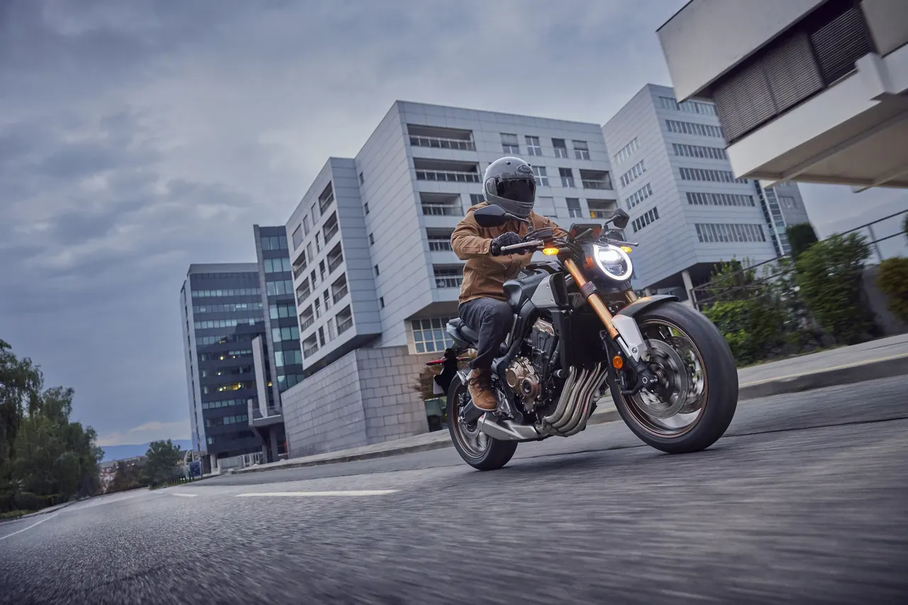Peso y altura del asiento de la Honda CB650R: 207 kg y 810 mm