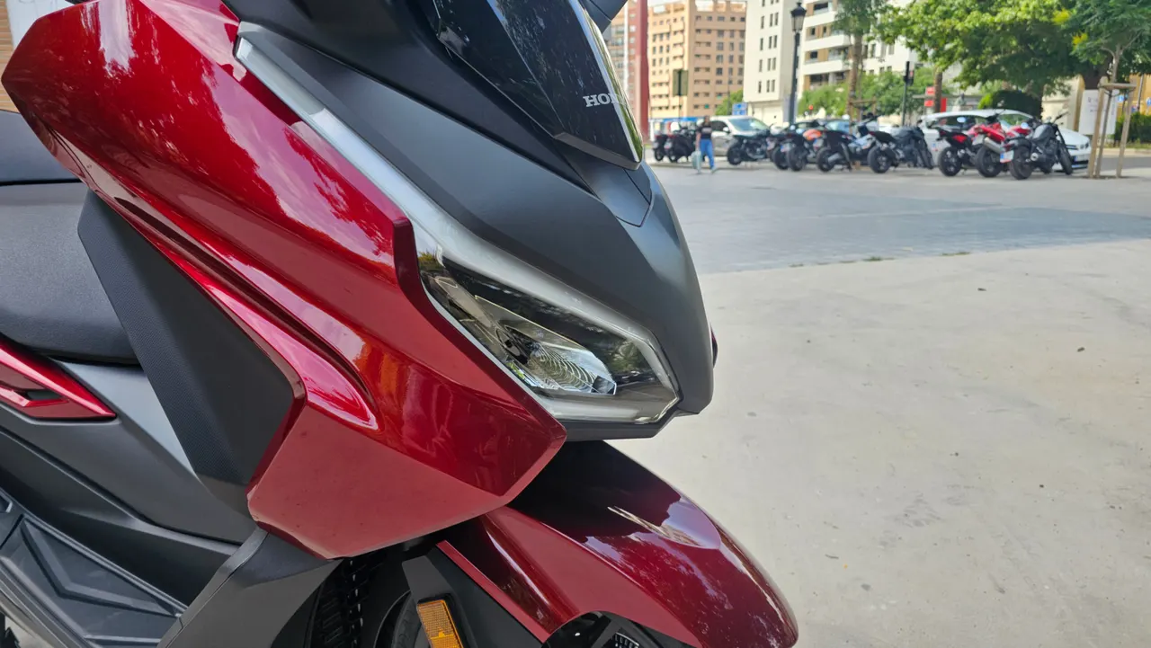Scooter Honda Forza 350 rojo en primer plano