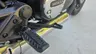 Detalle de la estribera y escape de una Honda GB350S azul