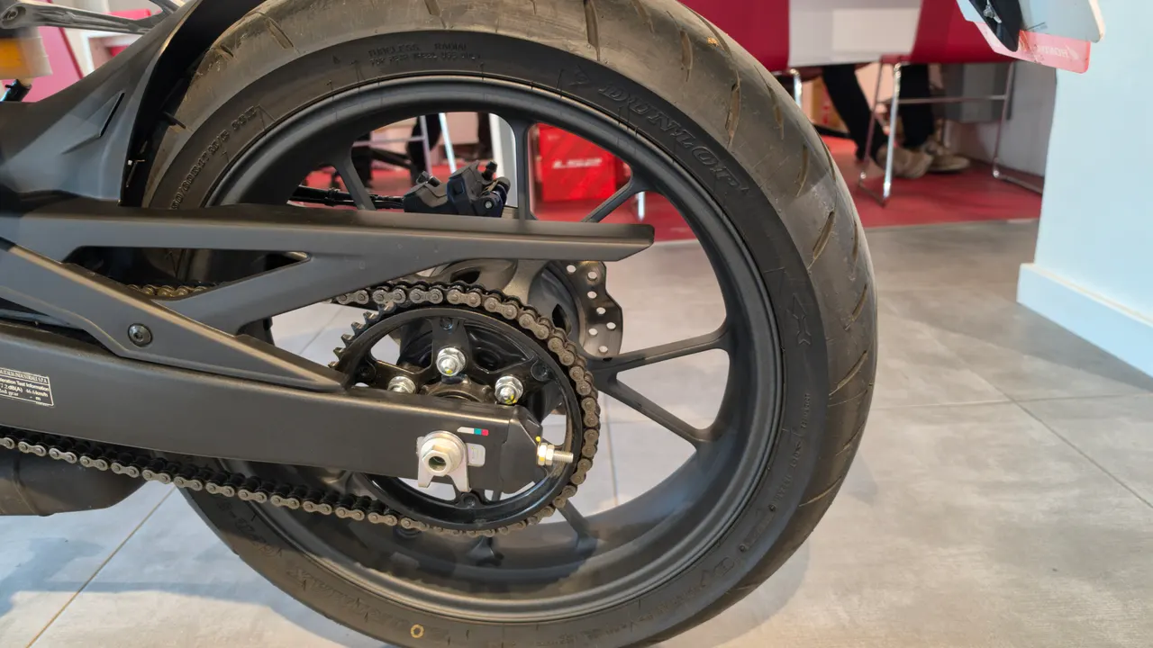 Detalle de la rueda trasera de una Honda CB125R